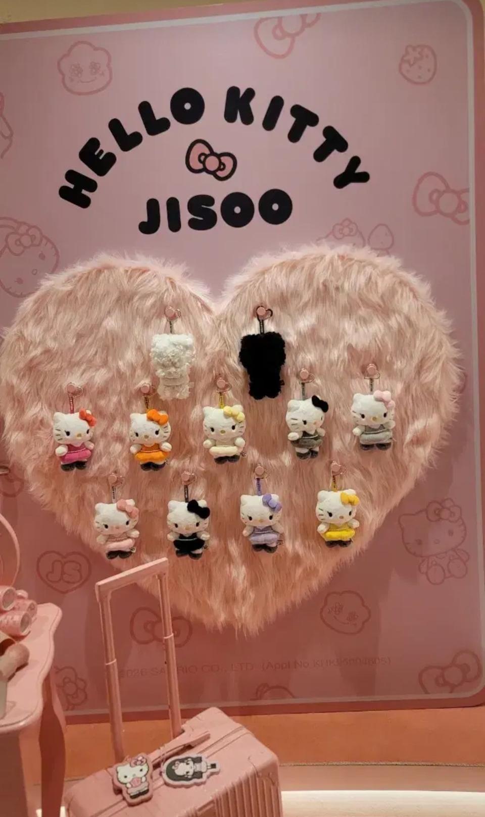 [급처]지수 헬로키티 키링 인형 블랙핑크 JISOO HELLOKITTY