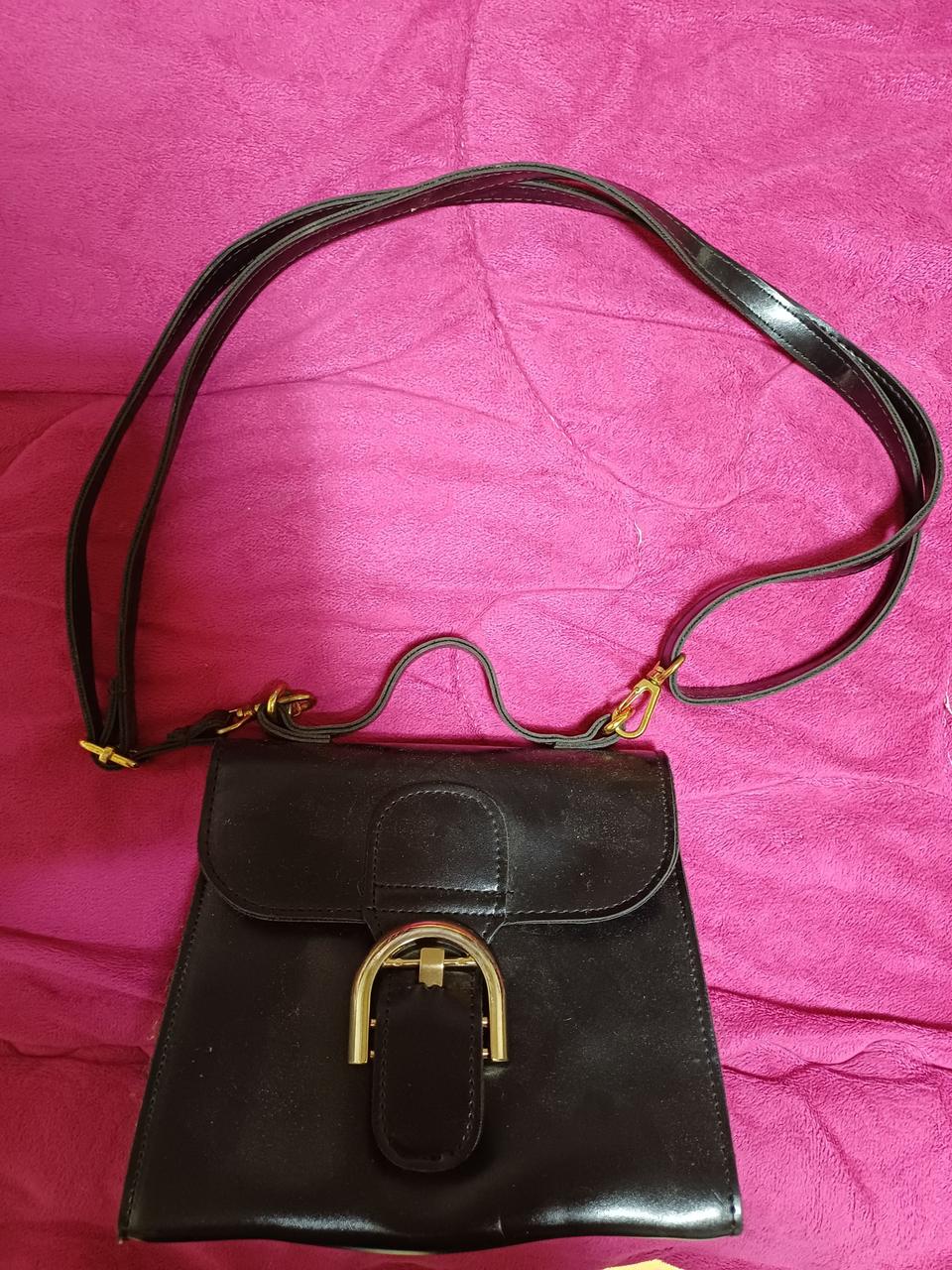 블랙 버클 미니 크로스백 중고제품 판매합니다.