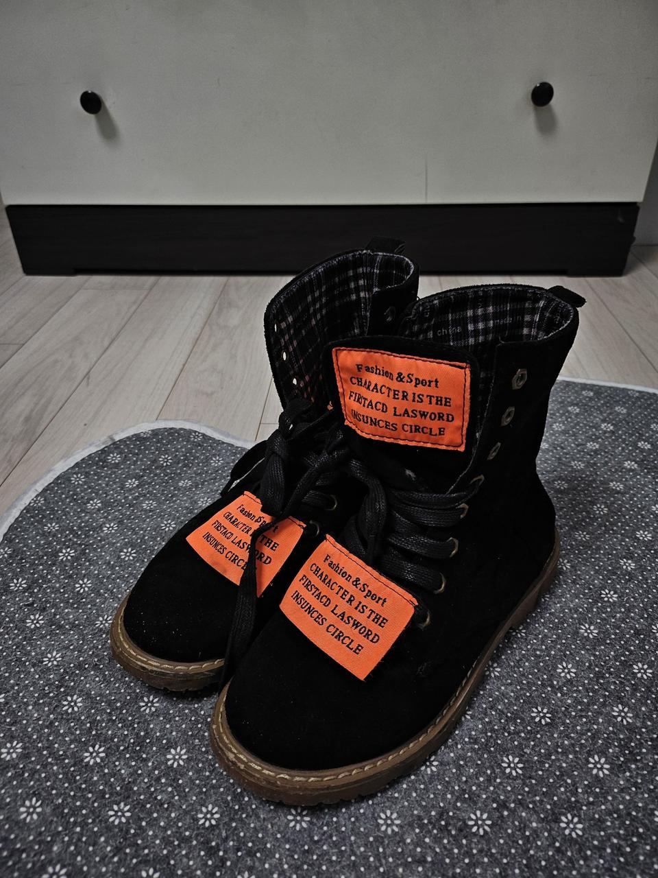 블랙 스웨이드 레터링 숏 부츠
