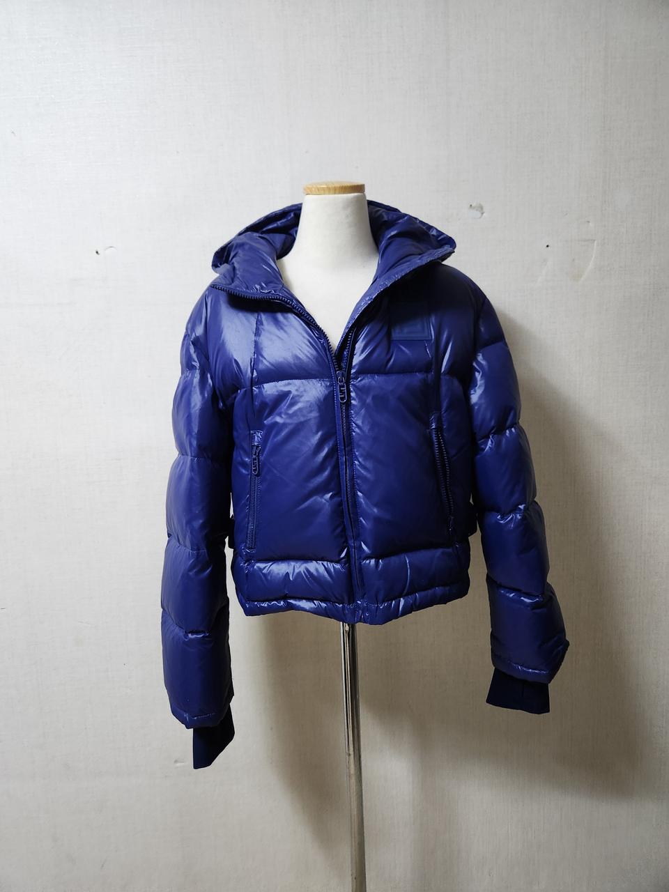 블루 색감의 크롭 패딩