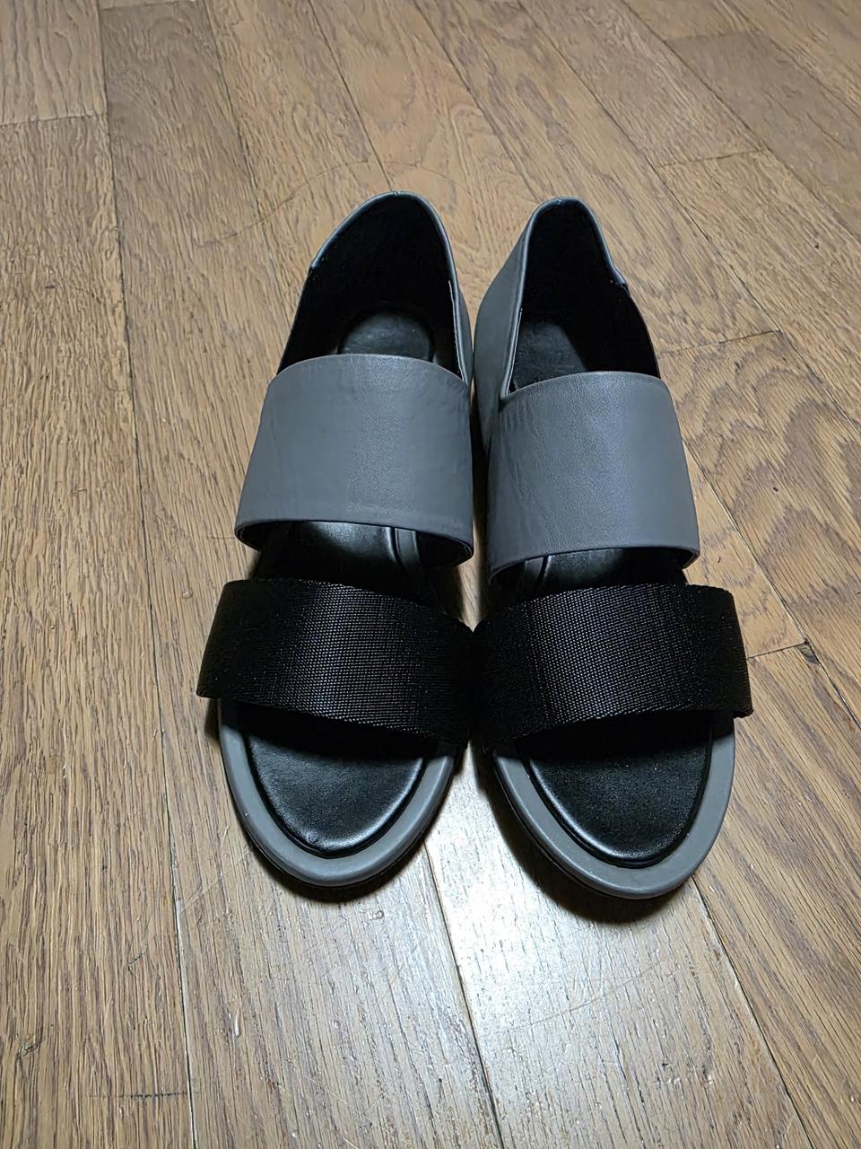 구호 여성 가죽 스트랩 샌들