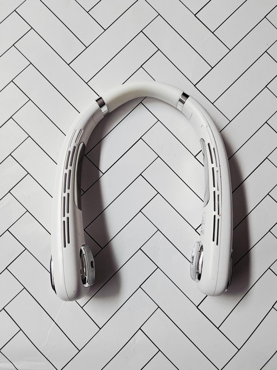 (거의새것)날개없는 넥밴드 선풍기 화이트 호주여행 필수템!