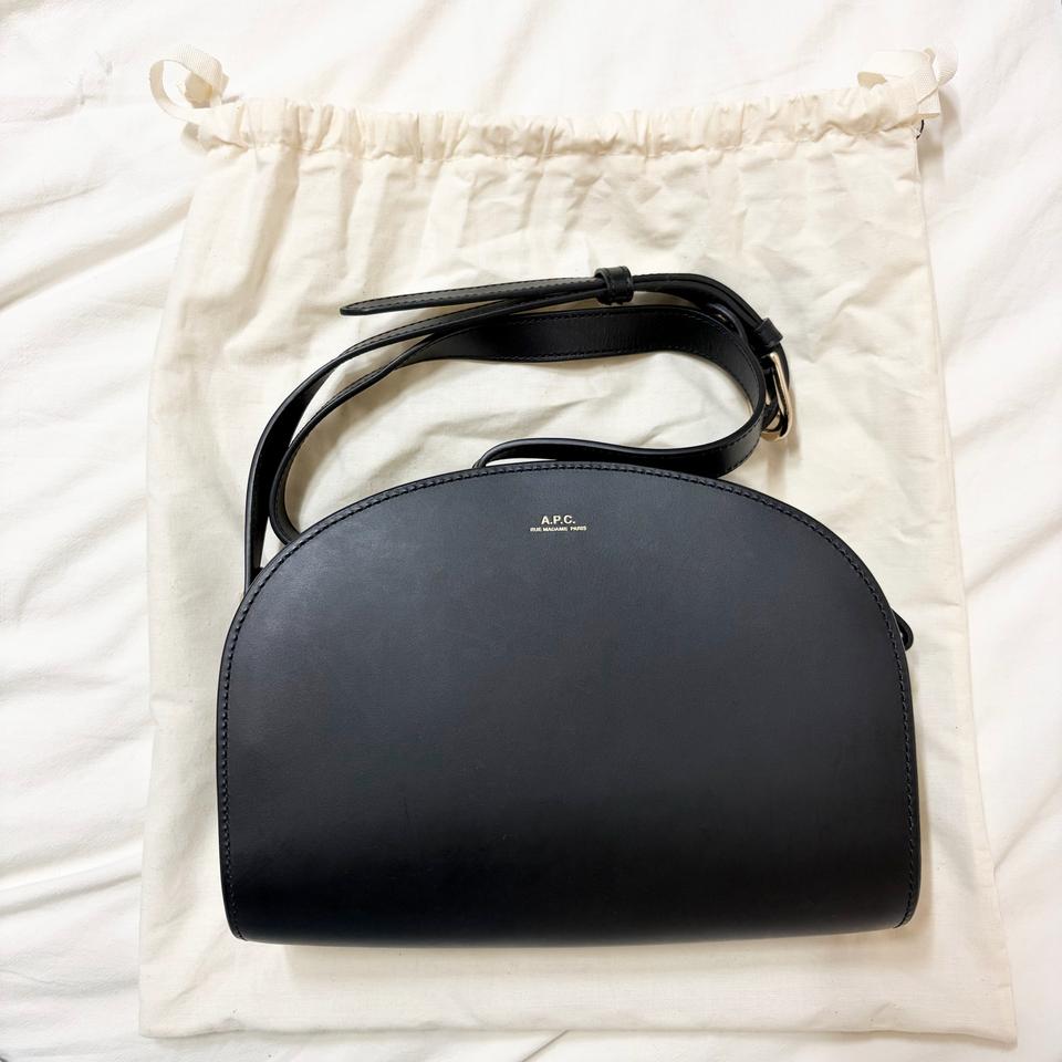 [새상품] 아페쎄 (A.P.C) 하프문 백 크로스백 가방