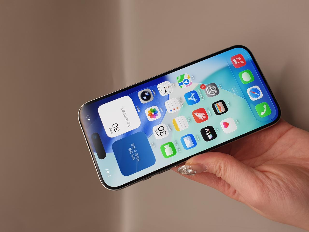 아이폰15프로 화이트 256기가 S급 판매합니다-A3102