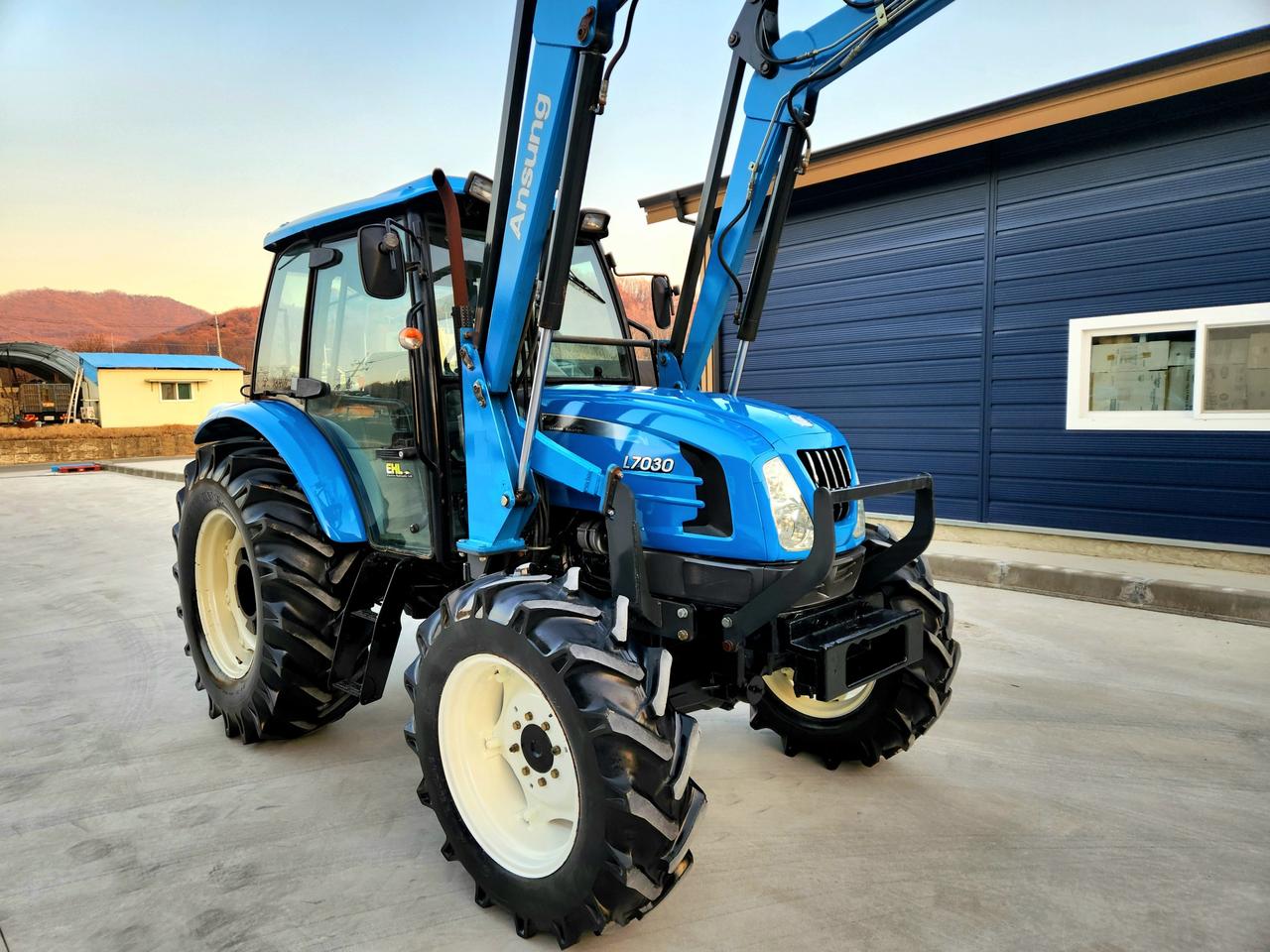 LS L7030 85마력. 트랙터 팝니다 (본기 로더 수평제어)