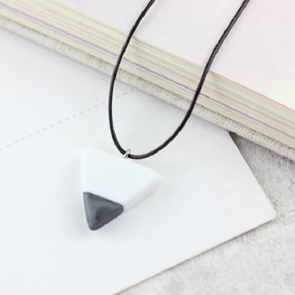 19. 세라믹 역삼각형 초커 펜던트 목걸이