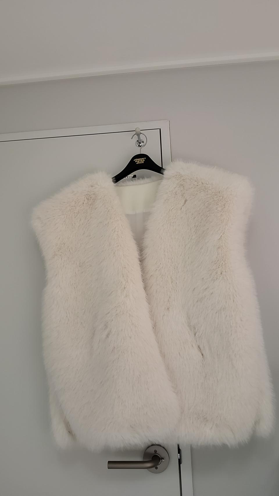 새상품 미착용 아이보리 퍼 베스트 + 자켓