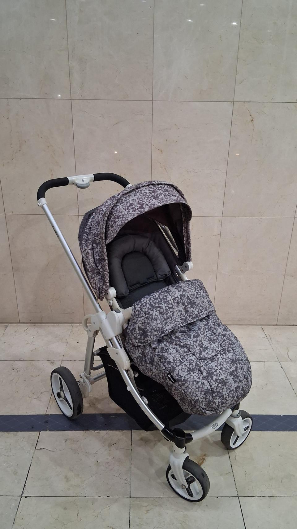 최고급 명품 럭셔리 디럭스 유모차 페도라. 간편하게 접혀서 차 트렁크에