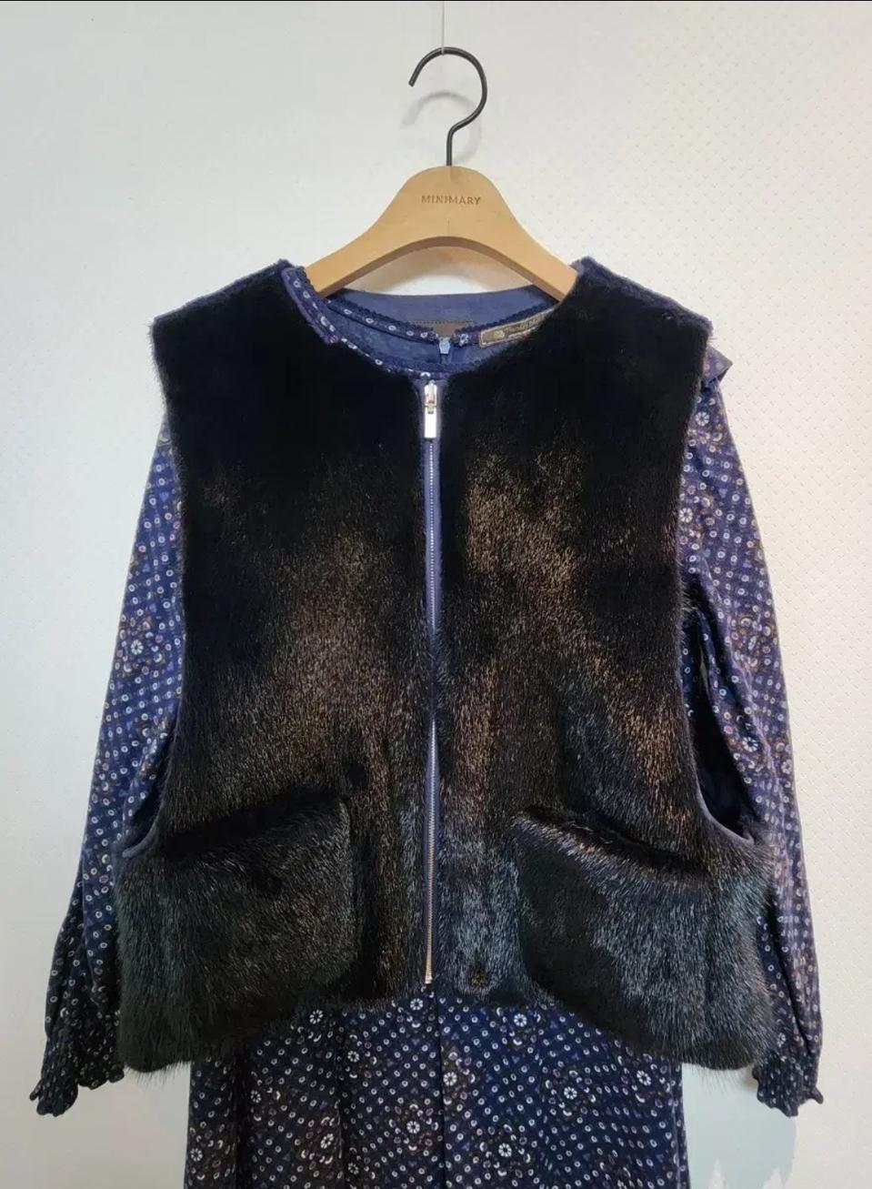 안지크 휘메일 밍크 집업 베스트 free사이즈 새제품네이비컬러