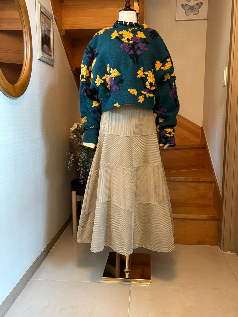 플라워 패턴 니트 + 코듀로이 롱 스커트.