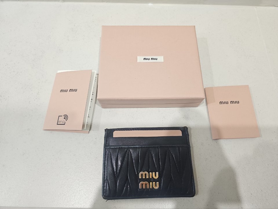 미우 미우 마테라쎄 나파 가죽 카드 홀더 블랙 카드지갑 팝니다