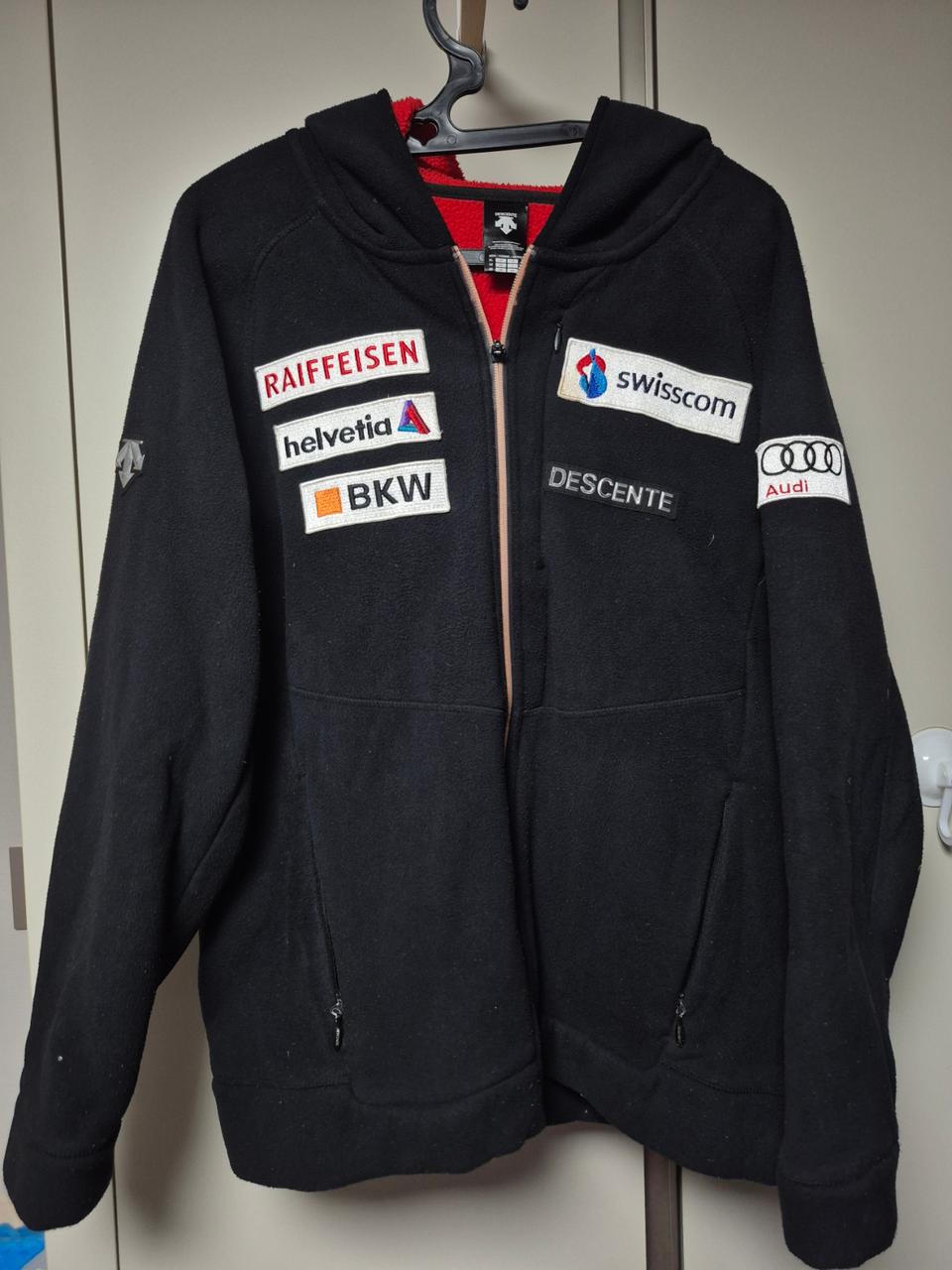데상트 정품 스위스 스키팀 아우디 후드집업 105사이즈 팝니다