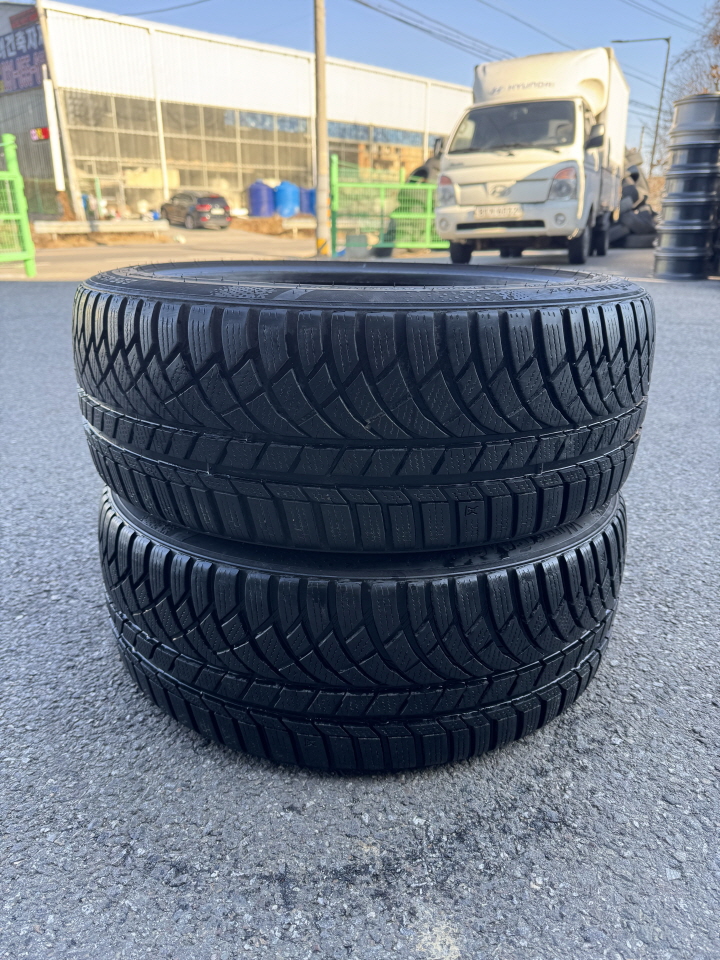 225 45 18 금호 스노우 중고 타이어 2짝 판매합니다