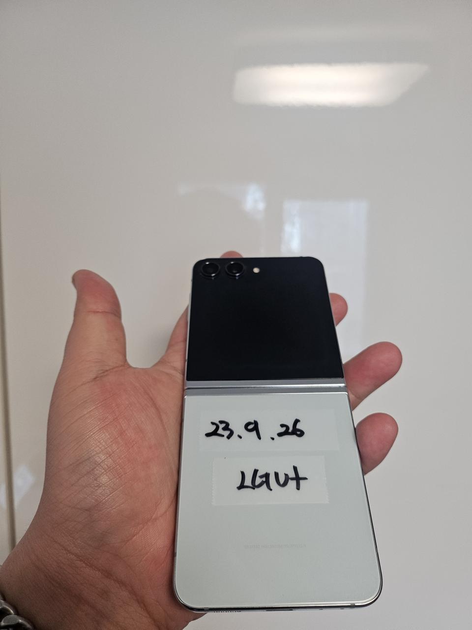 플립5 256G(화면멍)(기능이상무)