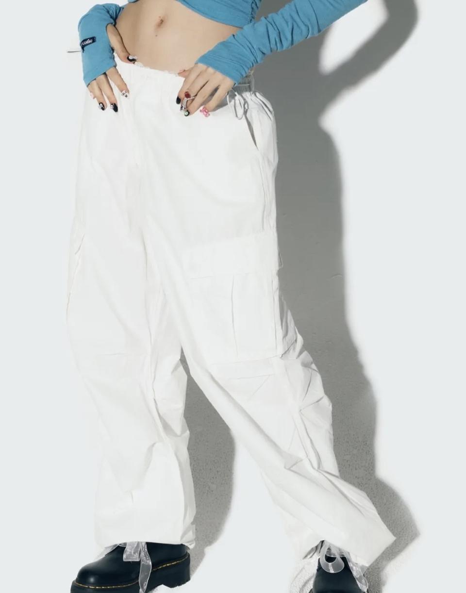 [새상품] 애즈이프캘리 파라슈트 카고팬츠 화이트 르세라핌 바지
