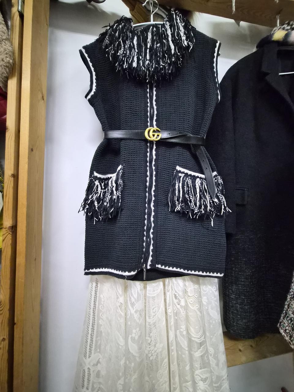 샤넬 레터링 니트 집업 베스트아우터. 레이스 샤스커트