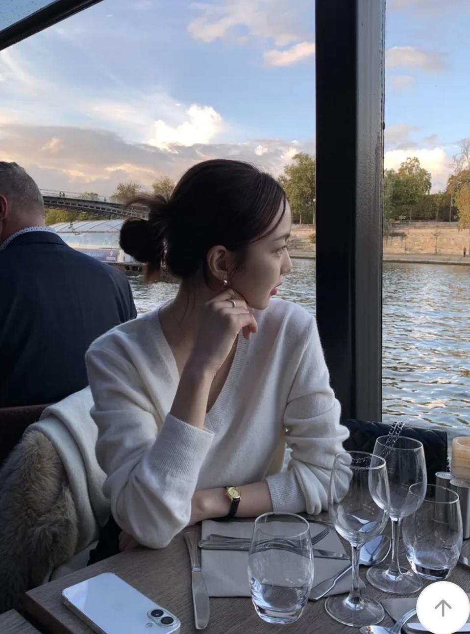 울캐시 브이넥니트