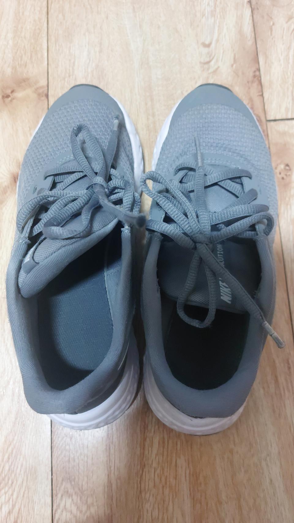 나이키 레볼루션 운동화. 225. 거의새것