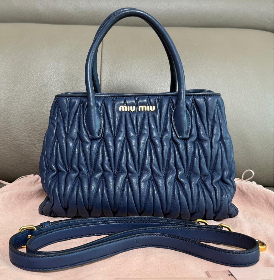 미우미우 마테라쎄 투웨이 토트 숄더백 네이비