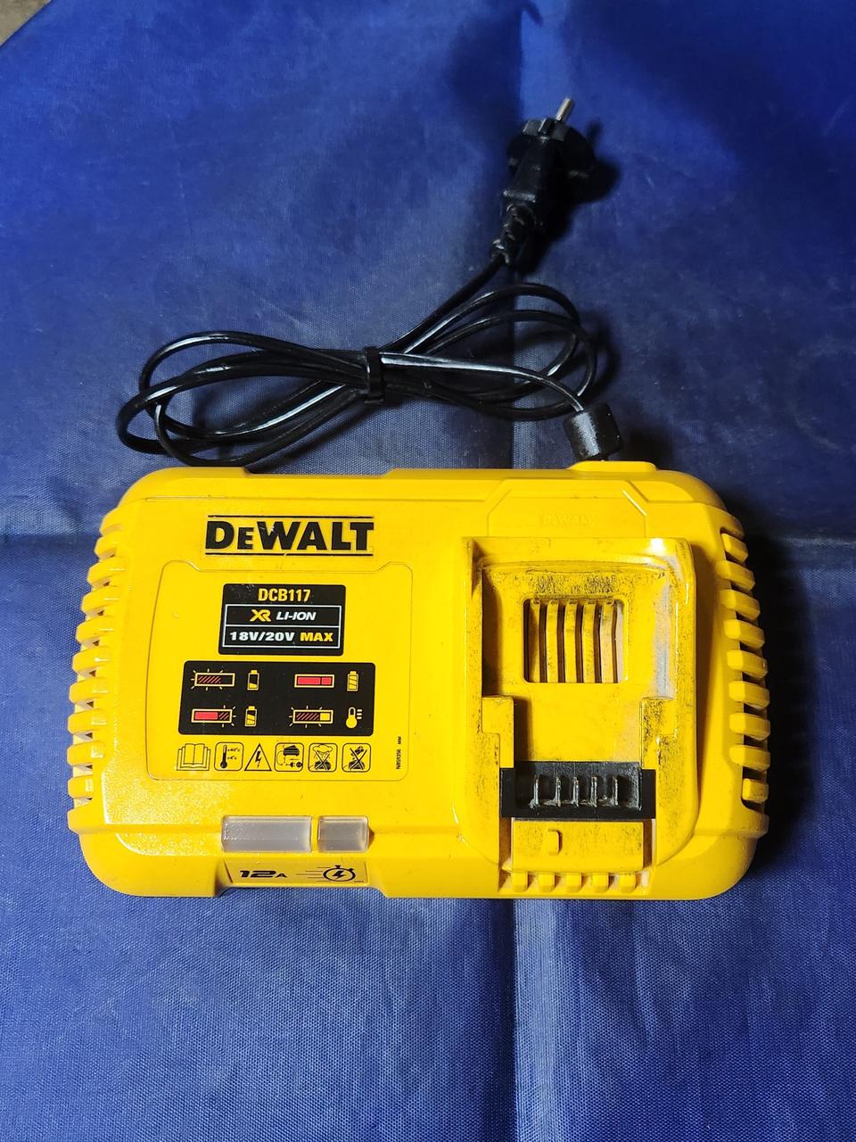 디월트 고속충전기 DCB117 팝니다