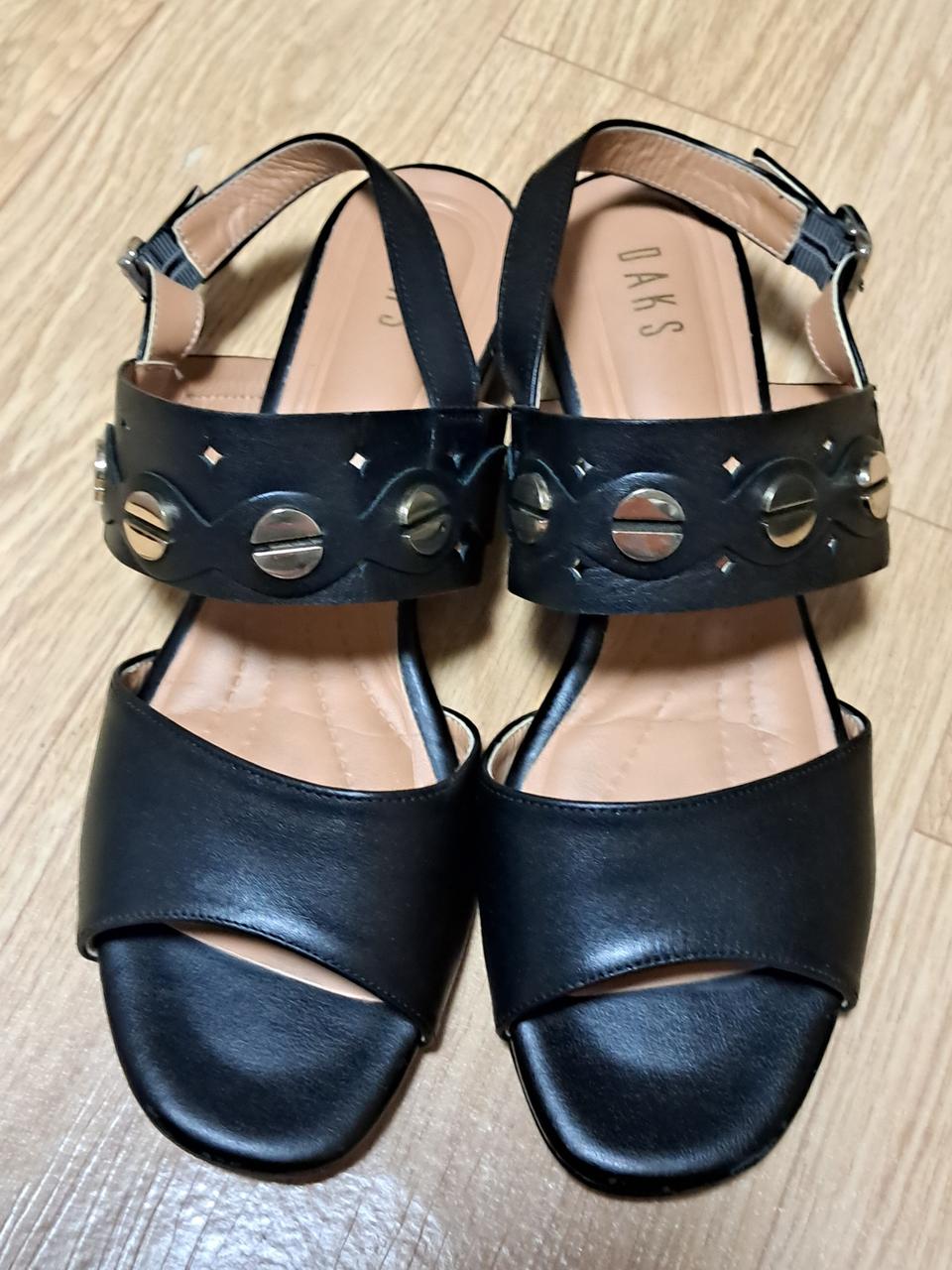 닥스 블랙스터드 샌들힐