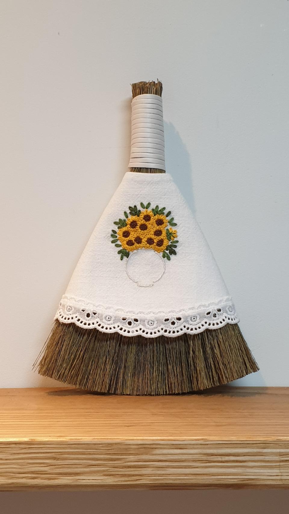 프랑스자수 미니 복 빗자루(달항아리/해바라기꽃)