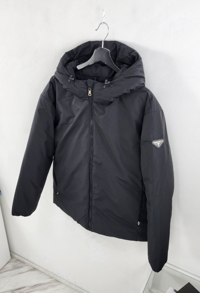 프라다 후드일체형 경량패딩 블랙 100