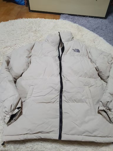 노스페이스 패딩 L사이즈입니다아이보리 색상이고 눕시 스타일입니다- 폴