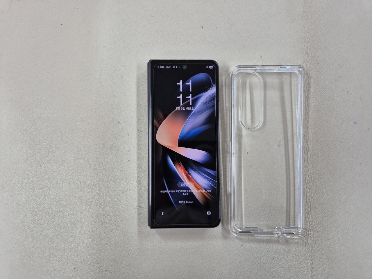 갤럭시폴드4 256G 무잔상 무찍힘 액정상태최상 ^^