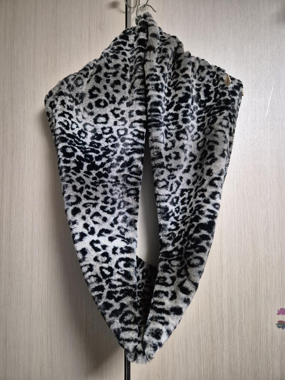 구겐(guggen)의 레오파드(호피무늬) 퍼 넥워머 머플러