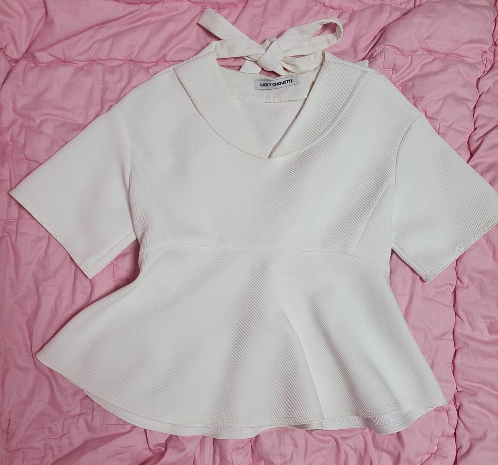 급처상태좋음!럭키슈에뜨 뒷리본 밑단 플레어 러플 블라우스 36사이즈