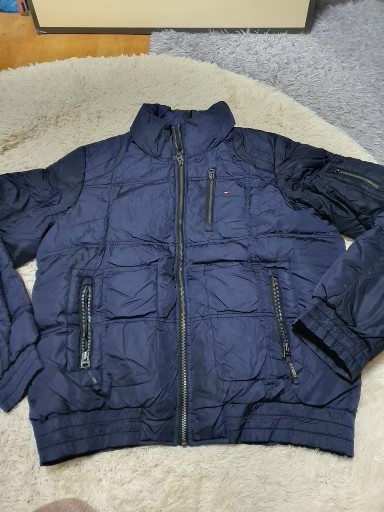 타미힐피거정품 네이비 색상의 퀼팅 패딩 자켓입니다- 사이즈는 S입니다