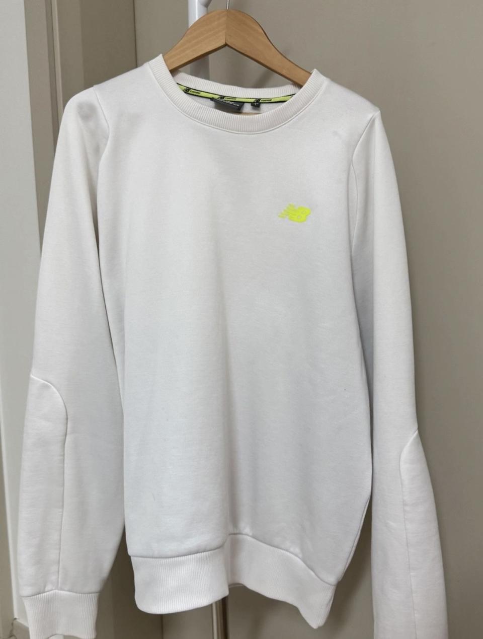 뉴발란스 기모 맨투맨 형광로고