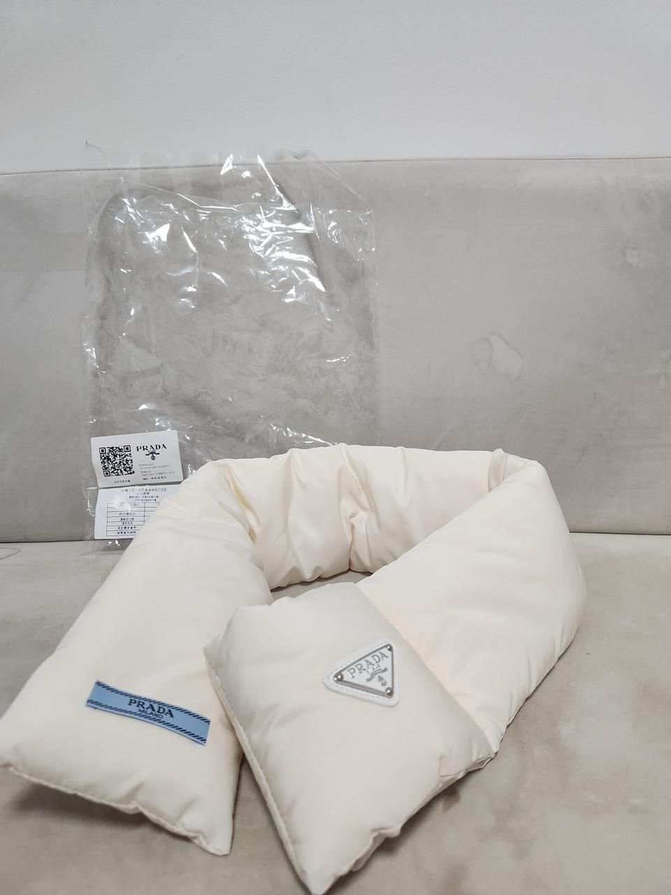 [미사용&새제품/무료배송] 프라다 패딩 머플러 아이보리 새상품 각인완벽