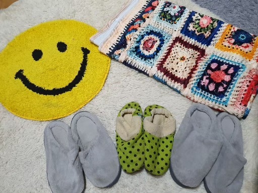 귀여운 스마일 발매트와 따뜻한 느낌의 손뜨개 블랭킷, 그리고 실내화 세