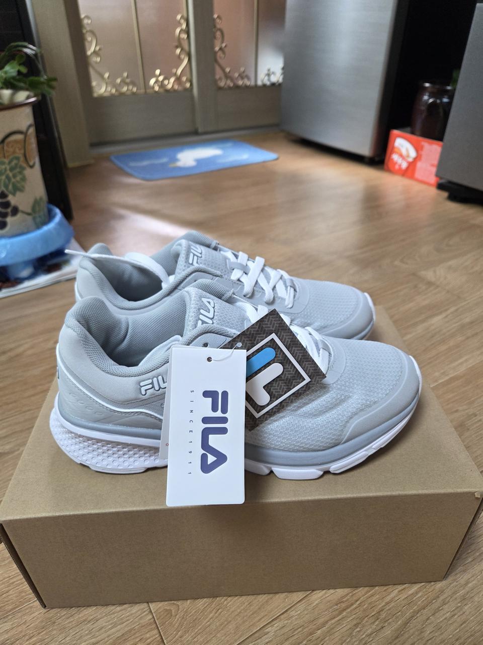 새상품)휠라 메모리코어 경량 워킹화