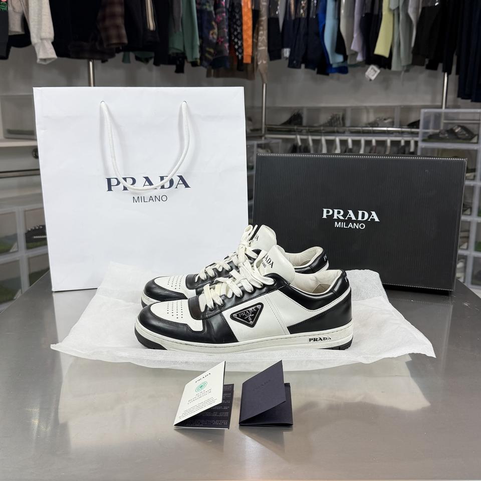 [리오브] 프라다 다운타운 화이트 블랙 레더 스니커즈