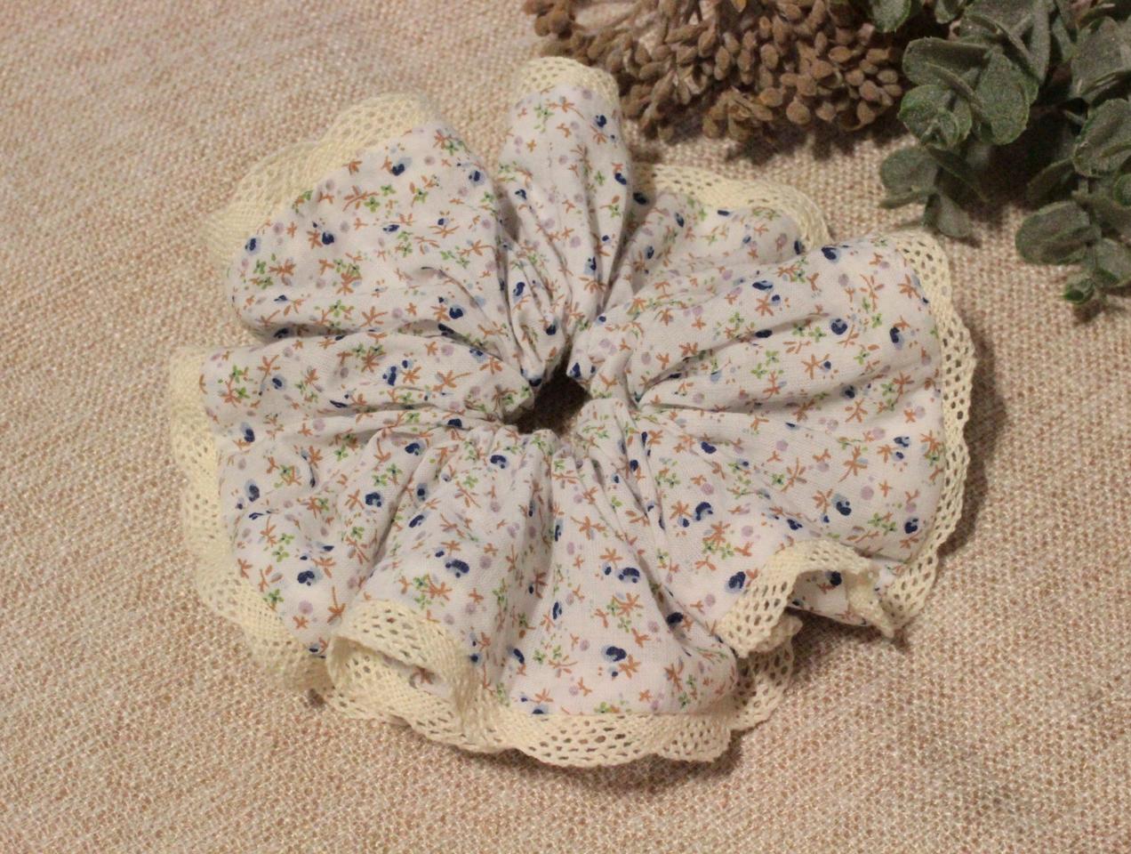 핸드메이드 블루 잔꽃 레이스 스크런치