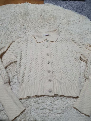 Trend Collection 브랜드의 보석단추 아이보리색 꽈배기 니트