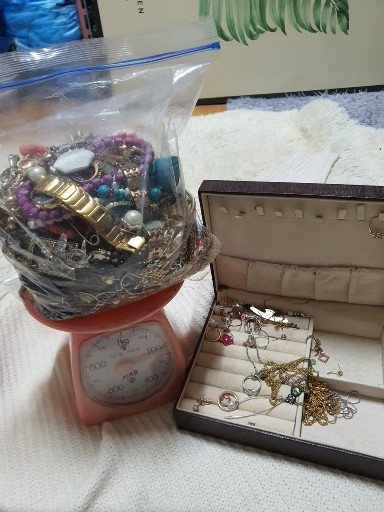 귀걸이, 목걸이, 팔찌 종류별로 다양하게 모아둔 쥬얼리 세트입니다. 화려