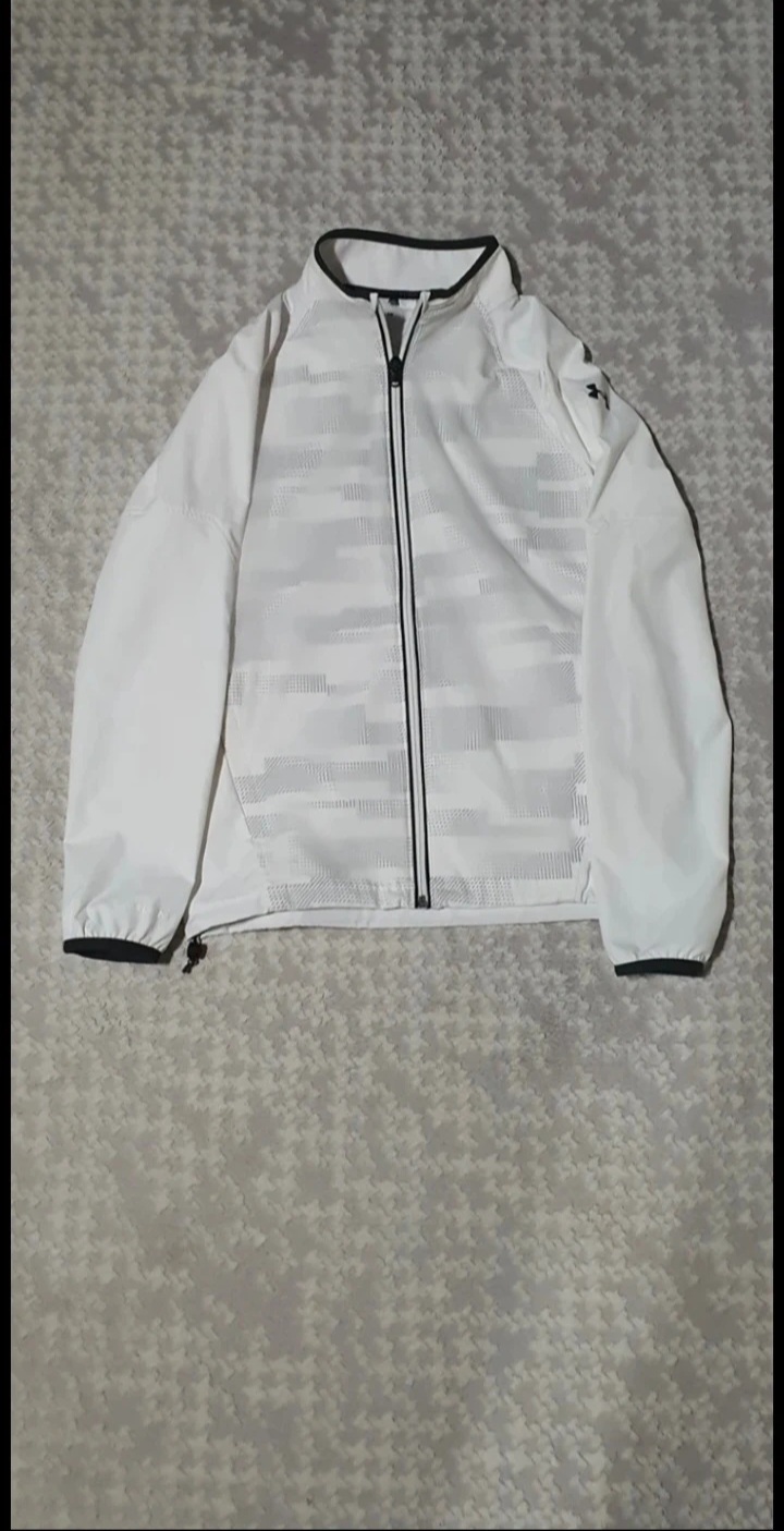 언더아머 점퍼 S사이즈 1회 잠시 착용한 새상품이라고 보시면 됩니다