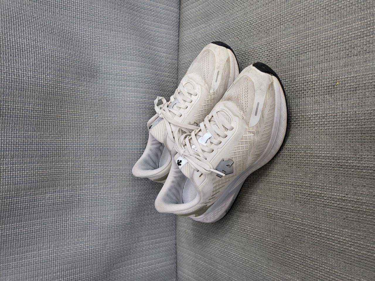 데상트 운동화 255