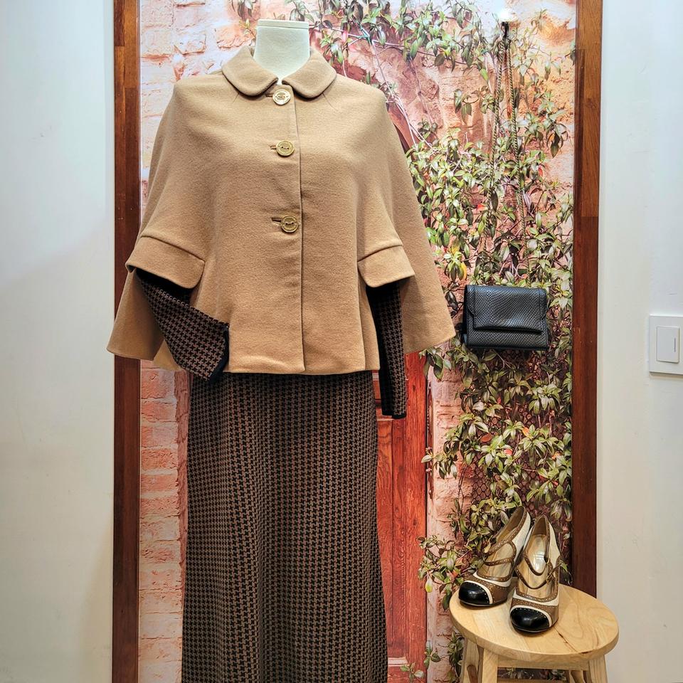 쥬시꾸뛰르 크롭 케이프 코트