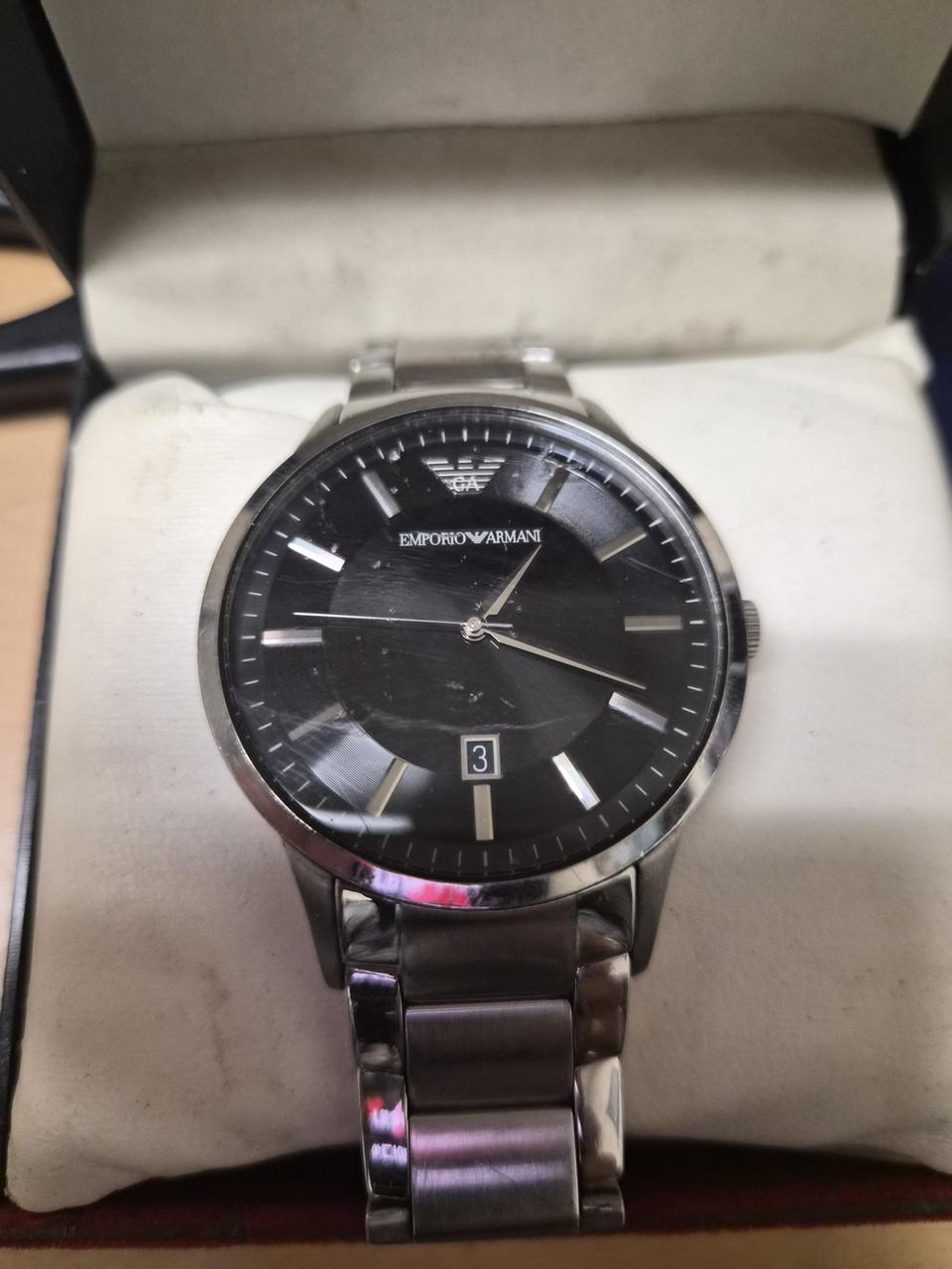 엠포리오 아르마니(Emporio Armani)의 남성용 메탈 시계 모델