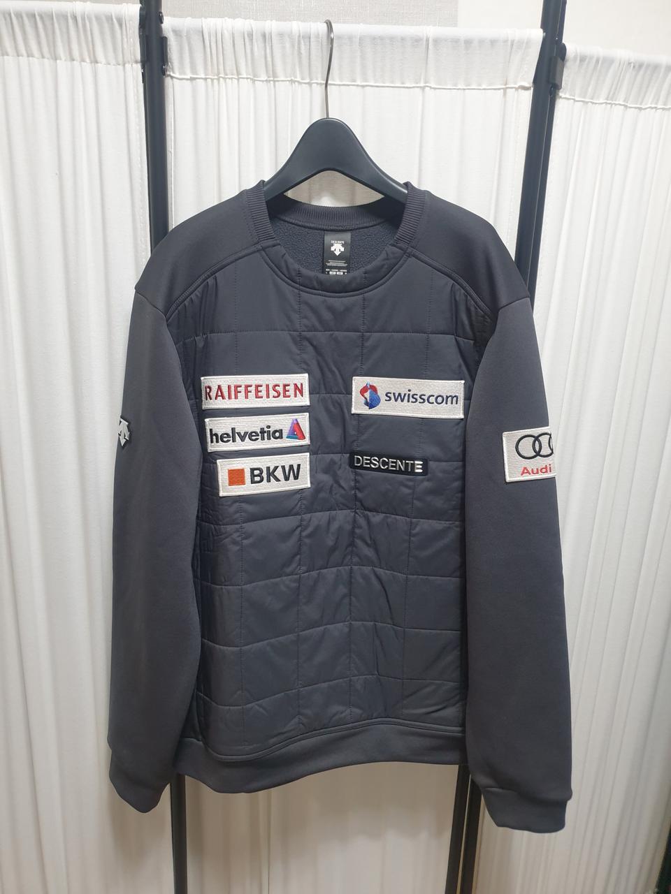 데상트 스위스 하이브리드 맨투맨/100