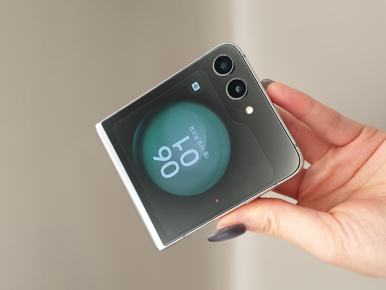 갤럭시 Z플립5 5G 민트 256기가 S급 판매합니다