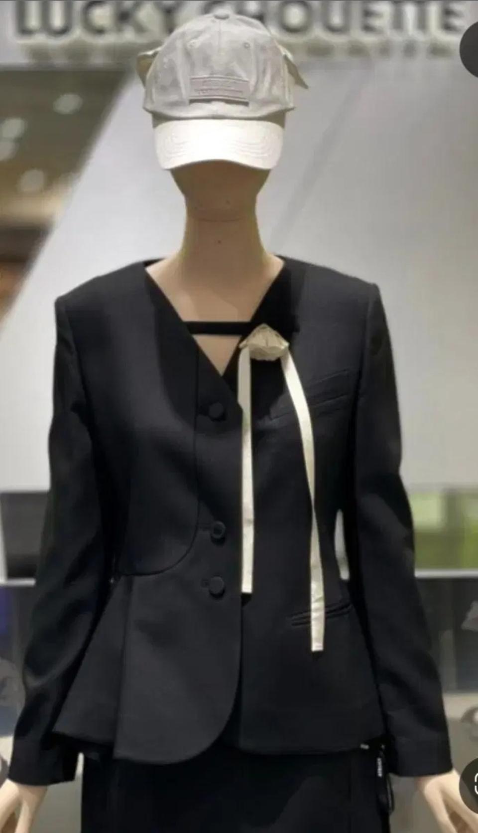 럭키슈에뜨 아뜰리에 핏앤플레어 코사지 페플럼 자켓 55사이즈 새제품블랙