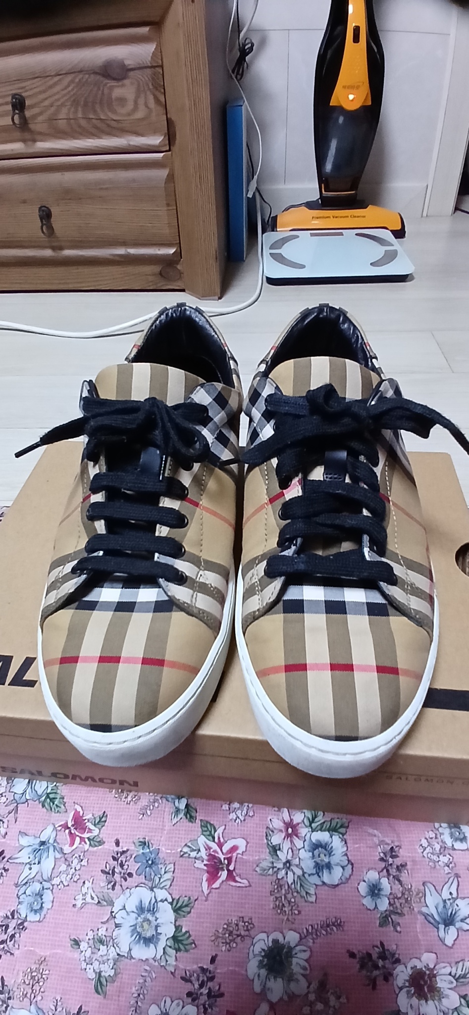 버버리 빈티지 스니커즈(39사이즈)