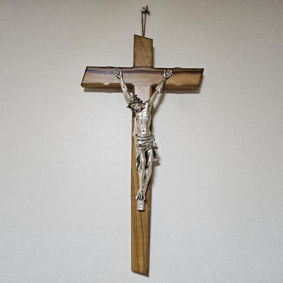2012년 이태리 올리브나무와 은도금 레진 벽걸이 십자가 예수 성상.