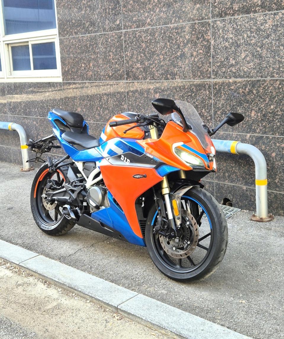 2022년식 CF모토 300SR 판매합니다.